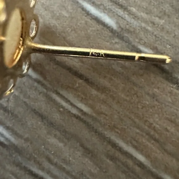 14KT gold filigree stud earrings with opal cabochon - Picture 5 of 5